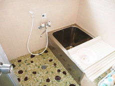 春日町　ヤマカ　昔ながらの古い浴槽　　軽石のタイル　はけが悪く、　冬は冷え込みます。　浴室