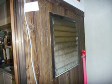 洗面所　丹波市　キッチン　ヤマカ　雨水や風と一緒に飛んで来た泥砂などの影響で窓も汚れてしまっていました。