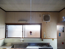 丹波市　ヤマカ　キッチン　現在の換気扇は小さくて少し頼りない。ガスコンロまでの距離が遠く周りの天井や壁が油で汚れている。